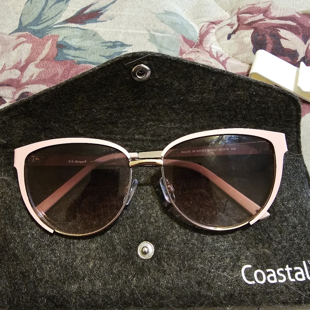 Cat eye sunglasses